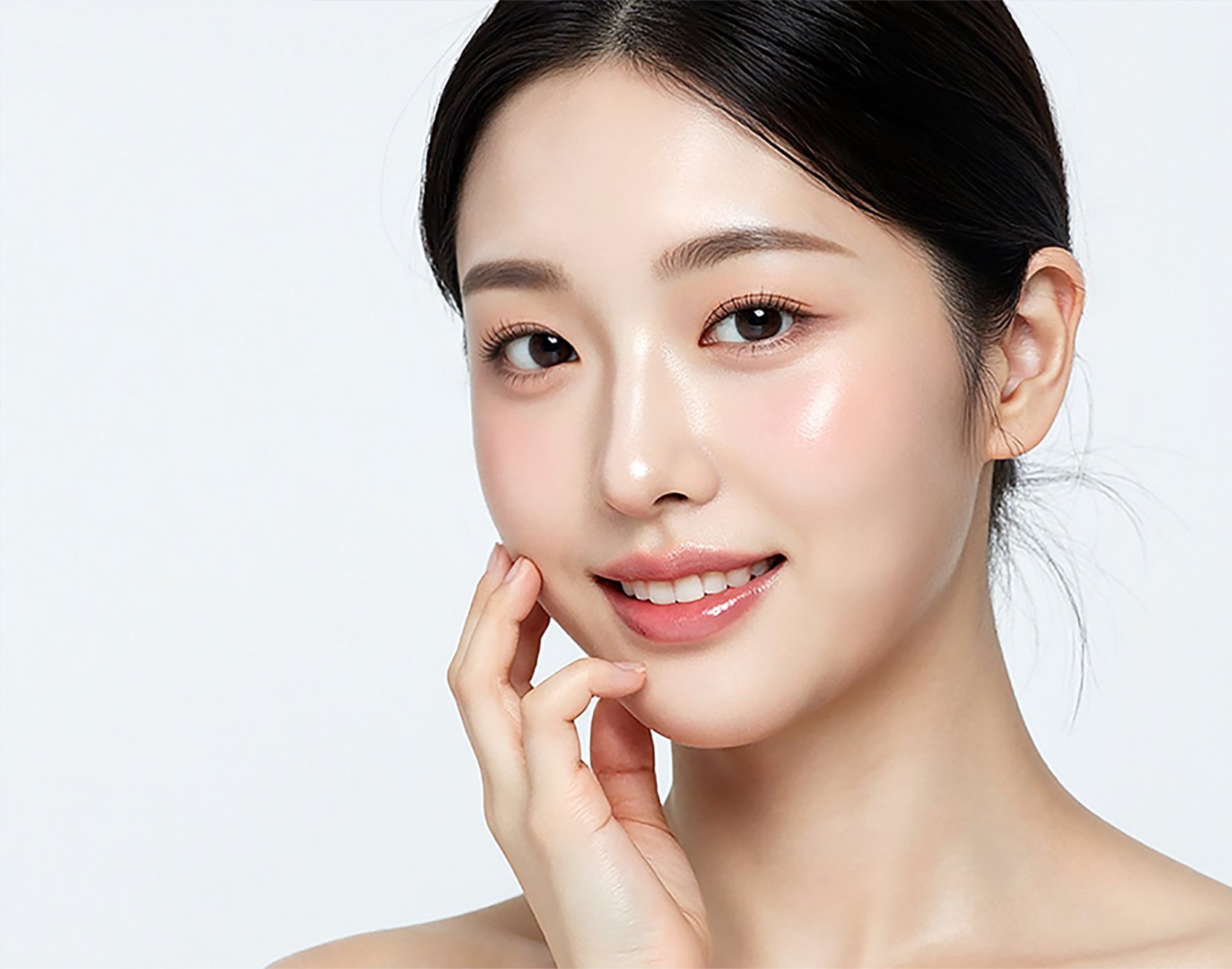 연회청 바탕, 손을 볼에 대고 미소 짓는 올림머리 여성 모델