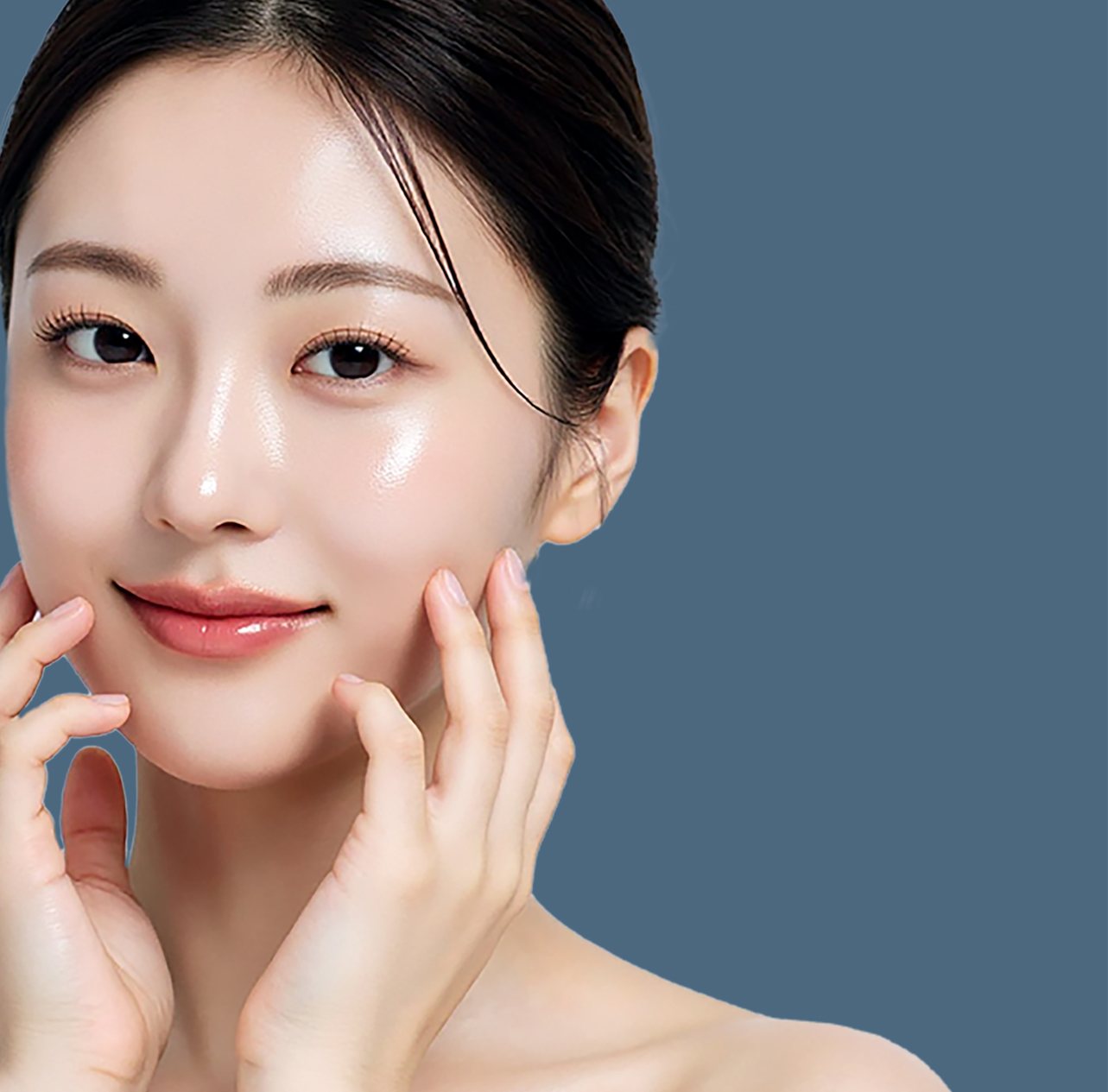 양손을 볼에 대고 미소 짓는 여성 모델
