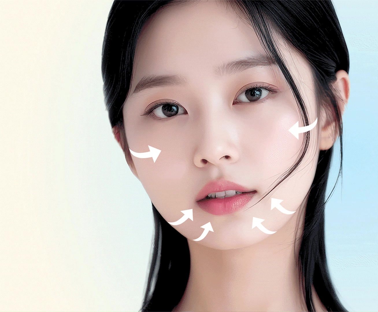 정면 긴 생머리 여성 모델 얼굴과 윤곽을 가리키는 흰 화살표(하늘색 바탕)