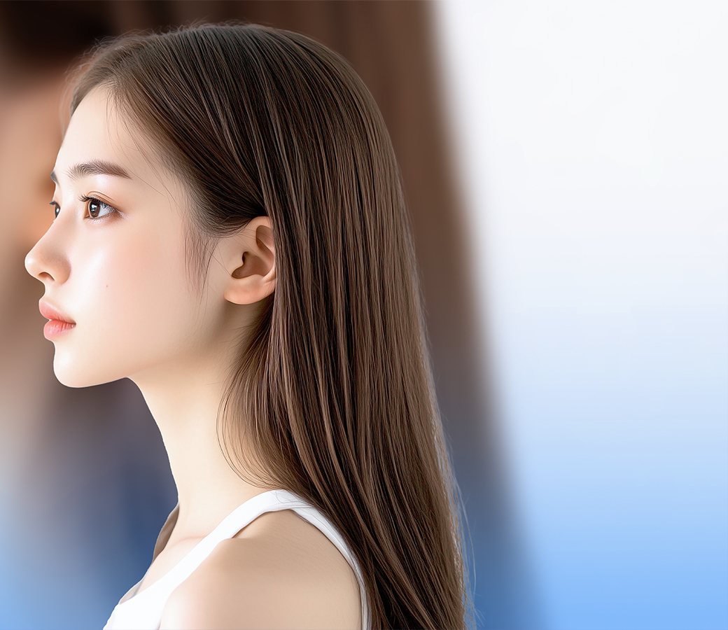 옆모습 긴 머리 여성 모델(뒤에 흐린 큰 옆얼굴, 하늘색 바탕)