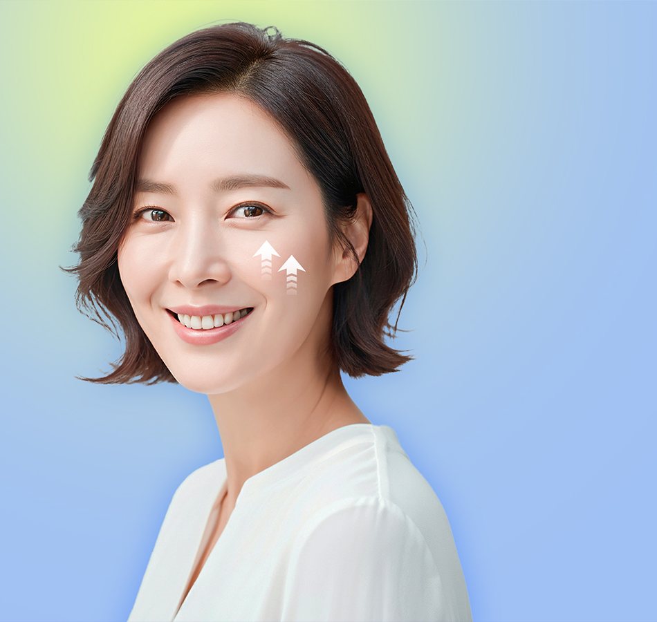 단발 중년 여성 모델 미소, 볼 위 흰 화살표(하늘~연두 그라데이션)